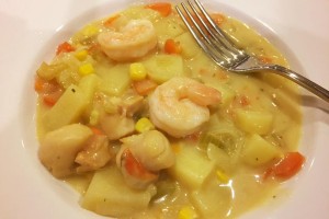 Sally's Garlic Scallop & Prawn Chowder
Ingredients:
1 tsp garlic (4 cal) 
1/2 onion (30 cal)
1 medium carrot (approx. 60g), finely chopped (25 cal)
1 stick celery (approx. 12”), finely chopped (10 cal)
2 medium potatoes (approx. 400g), peeled, roughly chopped (308 cal)
2 cups Vegetable stock (30 cal)
2 tbs plain flour (70 cal)
½ cup frozen corn (67 cal)
100g prawns (approx. 10) (89 cal)
100g scallops (approx. 10) (95 cal)
80ml Lite coconut milk (60 cal)